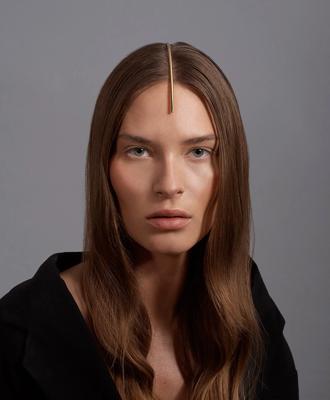 Modella con capelli biondi al tramonto
