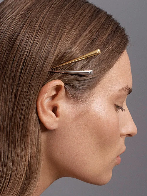 Modella con capelli al vento