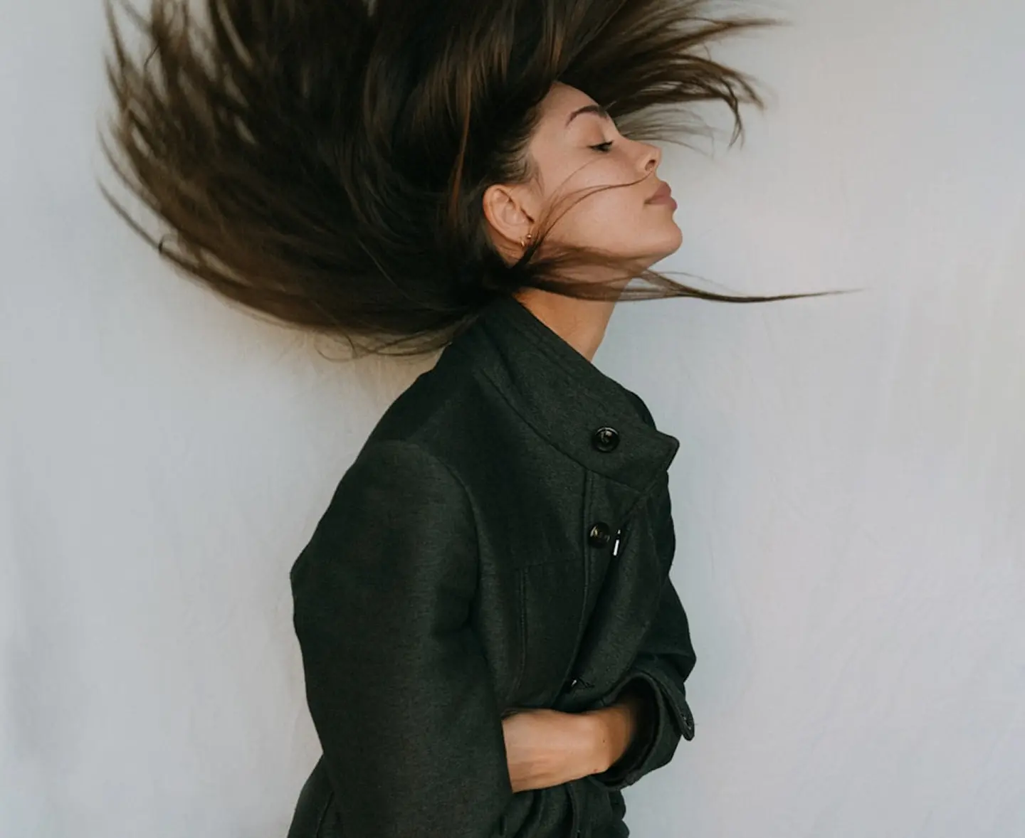 Modella con capelli mossi in movimento